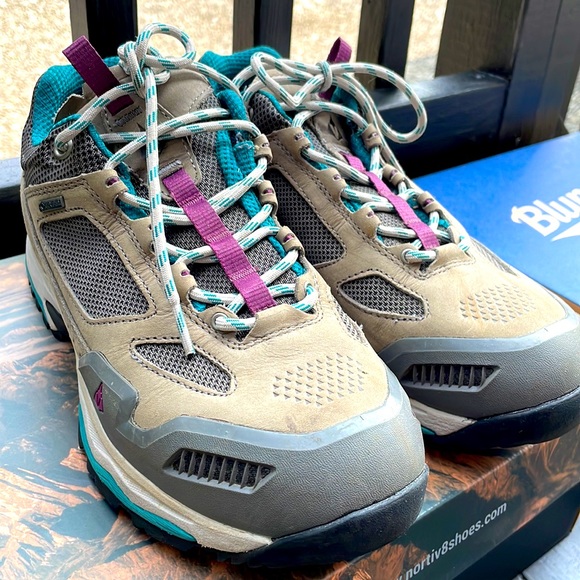 VASQUE HIKING BOOTS - Picture 10 of 11